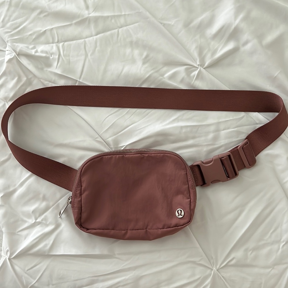 Lululemon everywhere belt bag